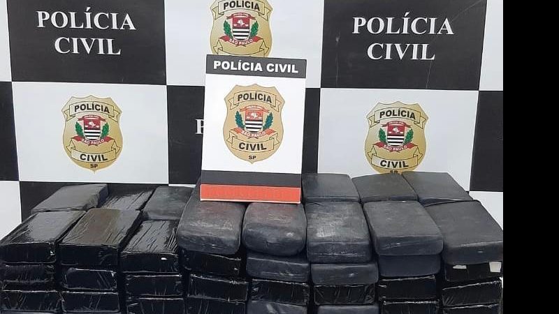 Polícia Civil intercepta carro com 106 tijolos de cocaína em Santos
