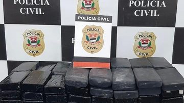 Polícia Civil intercepta carro com 106 tijolos de cocaína em Santos