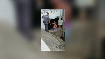 Imagem Homem algemado foge da polícia, rola sobre carro e se esconde no canal, em Santos (SP) | Vídeo