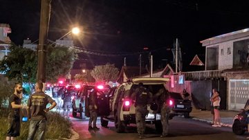 Ao menos 15 viaturas foram ao local onde homem, em surto, ameaçava por fogo em tudo Praia Grande Viaturas na casa de homem em surto em Praia Grande - Foto: Reprodução / Praia Grande Mil Grau
