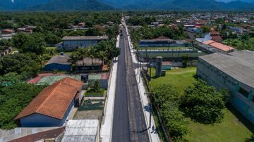 Pavimentação no Chácaras: 220 toneladas de asfalto num único dia e galeria de escoamento de água - Prefeitura de Bertioga