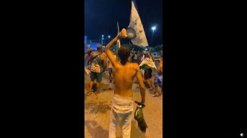 Torcedor ensandecido se banha com cerveja em meio a multidão no Guarujá, SP - Foto: Reprodução redes sociais - Reprodução/Redes Sociais