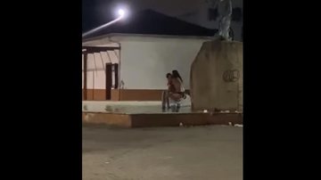 O homem e a mulher foram gravados em plena relação, debruçando-se sobre uma fonte enquanto pedestres e carros passavam - Foto: Divulgação/ Reprodução Redes Sociais