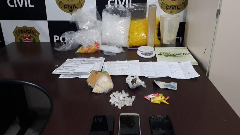 Na residência do casal foram apreendidas 180 grama de drogas, entre cocaína, crack e maconha Casal é preso por tráfico de drogas na Boca do Beco - Divulgação/Dise