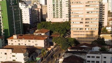 Vista aérea da região onde fica a cobertura do ex-prefeito, invadida por assaltantes armados Rua em São Vicente Pedro gouvea assaltado e jogado no chão - Foto: reprodução / google maps