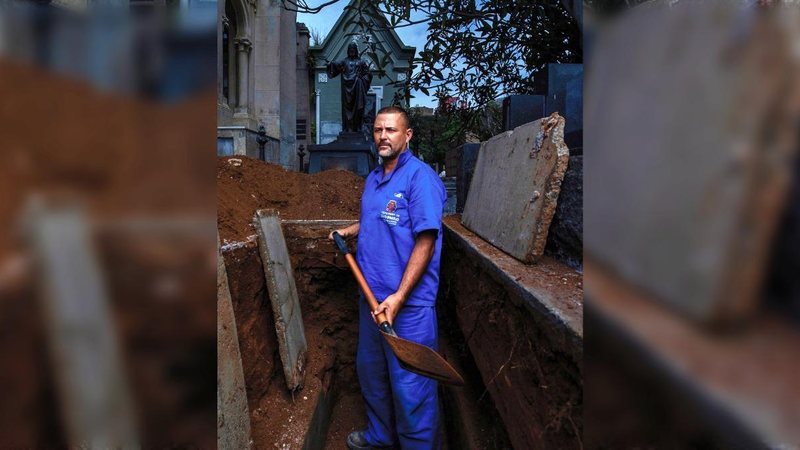 Reginaldo de Oliveira, de 50 anos, há 15 anos coveiro num cemitério em que as pessoas chegam a pagar 50 mil reais num sepultamento, deu um depoimento sobre sua experiência durante a pandemia. Declaração do coveiro virou capítulo de livro “O Pobre pega o ví - Foto: Reprodução / SP Invisível