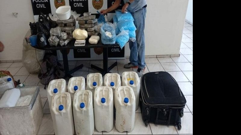 Matérias primas e drogas aprendidas no laboratório e armazém improvisado da droga Aprensão de Drogas em SV Apreensão de Drogas em SV - Foto: Divulgação Polícia Civil