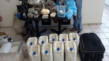 Matérias primas e drogas aprendidas no laboratório e armazém improvisado da droga Aprensão de Drogas em SV Apreensão de Drogas em SV - Foto: Divulgação Polícia Civil