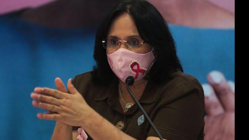 Damares Alves tem 58 anos e é do partido 'Republicanos' Damares Alves Mulher com óculos de grau e máscara rosa (outubro rosa) - © Marcello Casal JrAgência Brasil