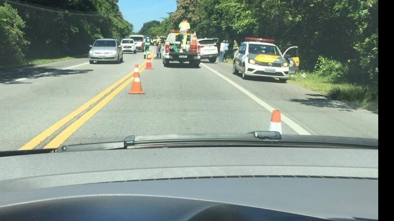 Acidente entre caminhão e carro interditam faixa da rodovia Rio-Santos - Enviado via WhatsApp