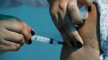 Covid-19: governo negocia compra de mais 30 milhões de doses de vacina - © Tânia Rêgo/Agência Brasil