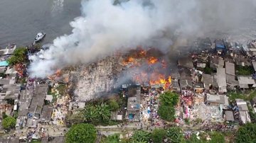 Incêndio na Prainha consome 70 barracos e deixa quatro feridos - Reprodução/Drone Guarujá