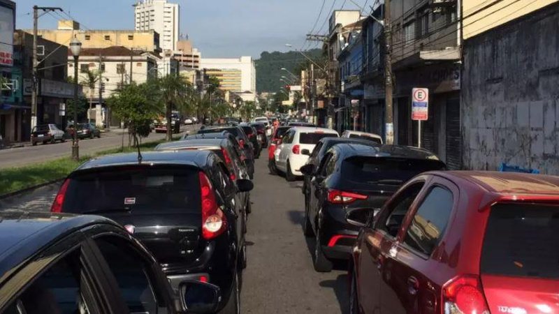 Veículos formam fila quilométrica para vacinação de idosos em Santos - Reprodução