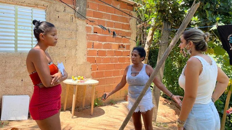 Presidente da Câmara de Ilhabela, Diana Almeida (PL), à direita na foto, visita moradores no bairro Barra Velha - Divulgação