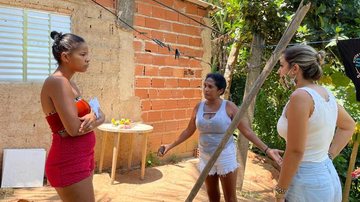 Presidente da Câmara de Ilhabela, Diana Almeida (PL), à direita na foto, visita moradores no bairro Barra Velha - Divulgação