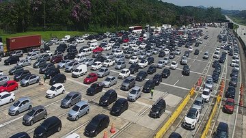 Concessionária estima que até 310 mil veículos possam descer a serra até o final do feriado Quase 170 mil veículos desceram para litoral de SP no feriadão de Finados - Imagem: Divulgação / Ecovias