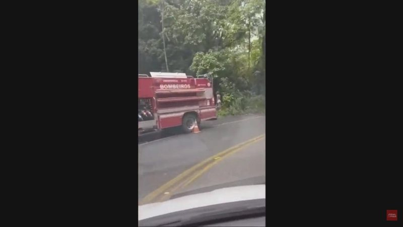 Motorista filmou o corpo de bombeiros no local logo após o acidente, ainda não há informações sobre o estado de saúde e quanto foram os envolvidos Acidente serra ubatuba Acidente Serra Ubatuba - Foto: Reprodução Jornal da Praia - Sistema Costa Norte
