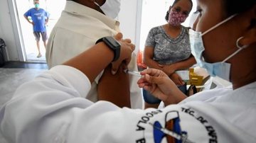 Polos de vacinação funcionarão de segunda a sexta-feira, das 9h às 16h - Jairo Marques/ PMPG