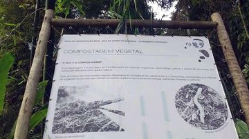 Placa no local explica a finalidade do centro de compostagem Placa Centro de Compostagem Placa Centro de Compostagem Guarujá - condomínios jogam lixo - Foto: Reprodução / Diário do Litoral