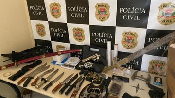 Polícia Civil apreende facas, espadas e revólveres - Reprodução/Policia Civil
