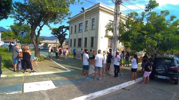Comerciantes de São Sebastião protestam em frente ao prédio do Ministério Público - Foto: Divulgação/Radar Litoral