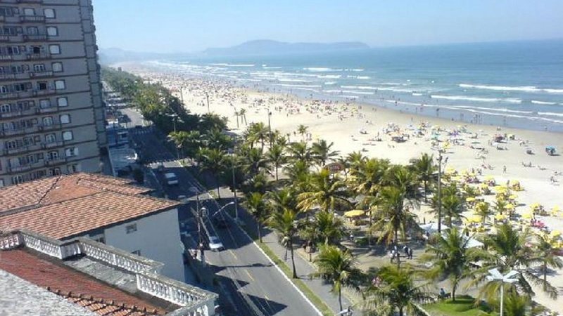 Ação especial permanece até o final de fevereiro Praia Grande Orla de Praia Grande com coqueiros, prédio e a praia - Foto: Reprodução/Guia do Turismo Brasil