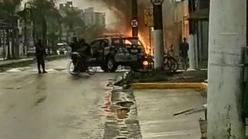Veículo ficou irreconhecível. O proprietário não foi localizado e não houve vítimas. Praia Grande, SP Carro pega fogo em Praia Grande - Foto: Reprodução/Júlio Cesar de Alcântara