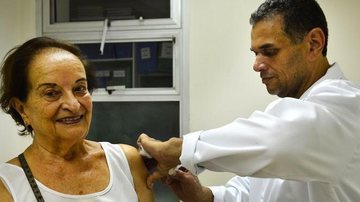Praia Grande inicia vacinação de idosos acima de 90 anos e profissionais da saúde - © Rovena Rosa/Agência Brasil