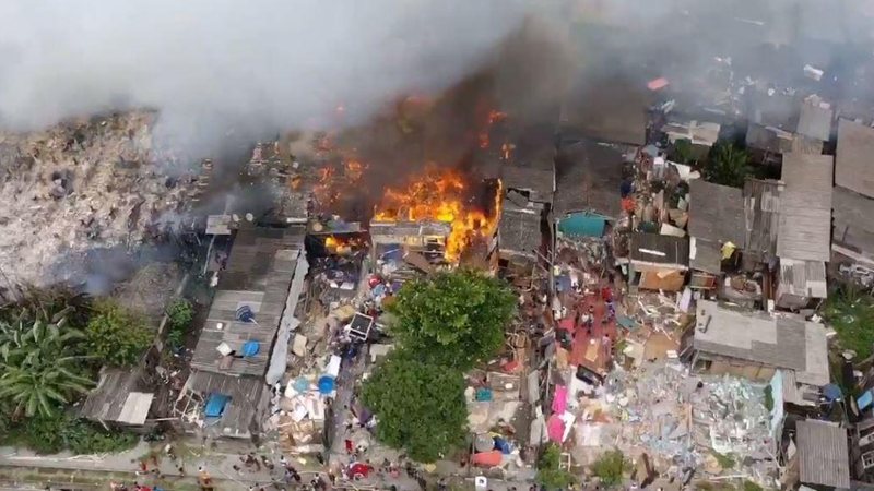 No dia 5 de janeiro de 2021, um Incêndio destruiu moradias na comunidade da Prainha, no distrito de Vicente de Carvalho, no Guarujá, litoral de São Paulo Famílias vitimas de desastre assinam adesão e recebem R$ 500 de auxílio moradia, em Guarujá (SP) Incên - Foto: Drone Guarujá / Reprodução