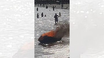 Moto aquática pega fogo no Gonzaguinha, em São Vicente (SP) - Emerson Santos