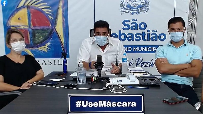 Prefeito fez anuncio na noite deste domingo, ao lado do secretário de Saúde e da Secretaria adjunta de Saúde, 14 e pediu colaboração da população Felipe Augusto - São Sebastião - Colapso da saúde - Foto: Reprodução / Redes Sociais