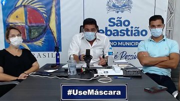 Prefeito fez anuncio na noite deste domingo, ao lado do secretário de Saúde e da Secretaria adjunta de Saúde, 14 e pediu colaboração da população Felipe Augusto - São Sebastião - Colapso da saúde - Foto: Reprodução / Redes Sociais