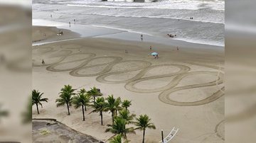 Segundo relato de moradora, lixeiro desenhou arabescos na areia com um trator enquanto recolhia o lixo Lixeiro artista - Praia Grande - Foto: Reprodução Tudo de Bom Praia Grande Fotografias