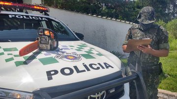 Homem com motosserra é detido em Peruíbe - Polícia Militar Ambiental