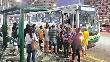 Durante lockdown, horário dos ônibus será intensamente reduzido na cidade Horário reduzido de ônibus no litoral de SP - Imagem: Nair Bueno / Diário do Litoral