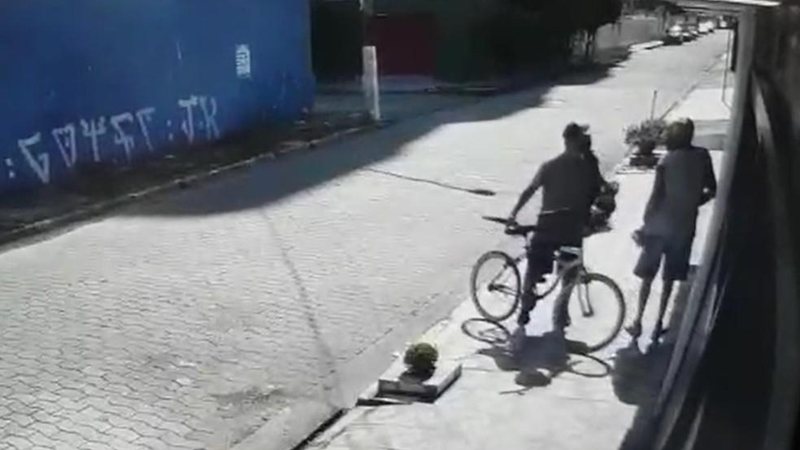 Assaltante estava escondido atrás de uma árvore, armado com um facão e roubou idoso Idoso roubado na porta de casa Ladrão sorrateiro rouba idoso - Imagem: Reprodução / G1 Santos