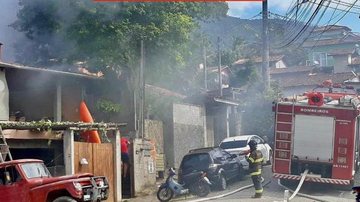Incêndio no bairro Barra Velha na tarde desta segunda-feira (1º) - Foto: Divulgação/Jornal Tribuna do Povo