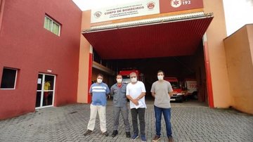 Prefeito Toninho Colucci na base do Corpo de Bombeiros, que passa a chamar-se "Senador Major Olímpio Gomes" - Foto: Prefeitura de Ilhabela