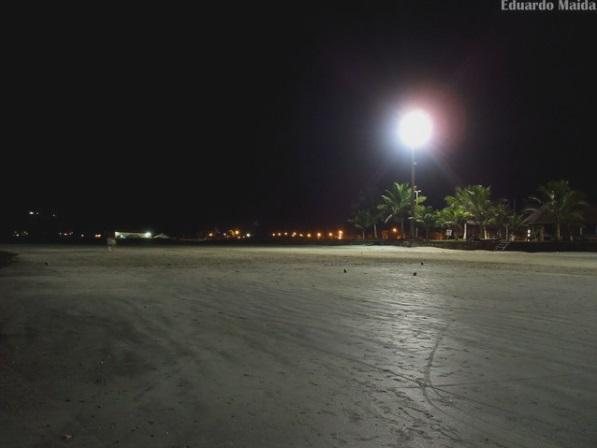 Lockdown noturno passou a valer nesta sexta-feira (26). Serviços essenciais não serão prejudicados. Praia de Peruíbe deserta à noite Lockdown noturno na Baixada Santista - Foto: Eduardo Maida