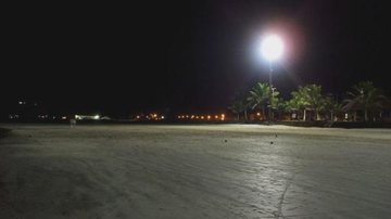 Lockdown noturno passou a valer nesta sexta-feira (26). Serviços essenciais não serão prejudicados. Praia de Peruíbe deserta à noite Lockdown noturno na Baixada Santista - Foto: Eduardo Maida