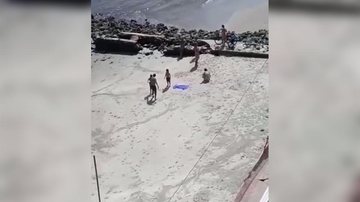Banhistas são flagrados na praia de São Vicente - Reprodução/Facebook