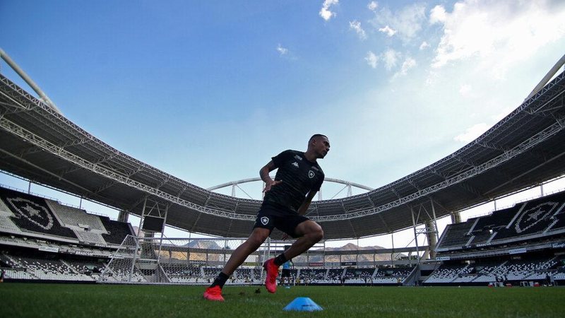 Ricardinho é apresentado como reforço do Botafogo - Vitor Silva / Botafogo