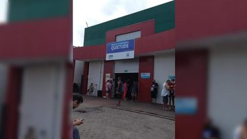Pacientes da UPA quietude estavam transbordando para fora do hospital, segundo imagens do morador UPA Quietude em frangalhos - Foto: Reprodução / PG Infomídia
