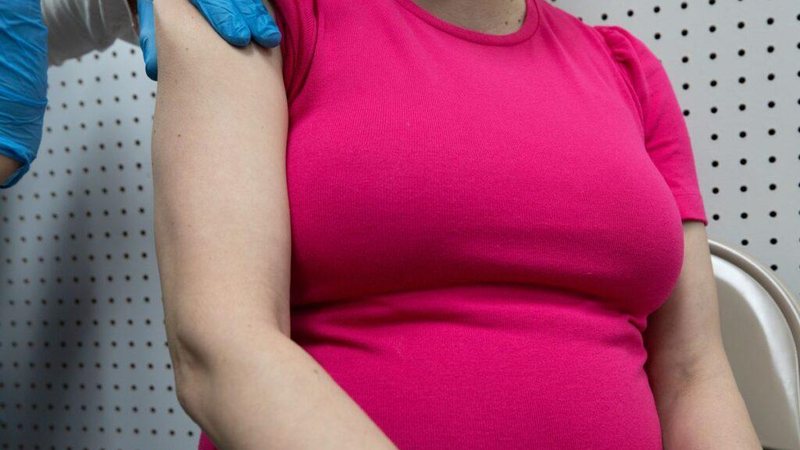 Vacinação de grávidas contra covid-19 pode proteger bebês - © REUTERS/Hannah Beier/Direitos reservados