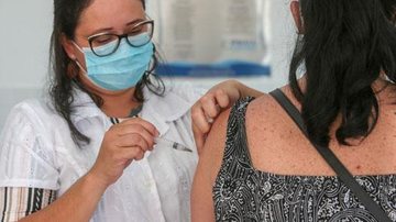 Idosos acima de 69 anos, que ainda não se vacinaram, também podem se imunizar - Reprodução/ Prefeitura de Praia Grande