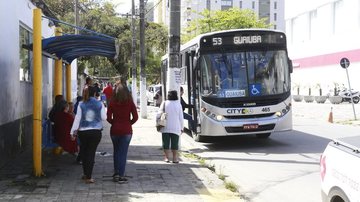 Ponto de ônibus em Guarujá Ônibus no Guarujá - Imagem: Helder Lima / PMG