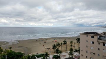 Mesmo com proteção em volta do buraco, moradora se preocupa com acidentes. Prefeitura ainda não se manifestou Craterão em Praia Grande - Foto: JCN