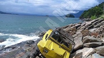 Jipe preso nas pedras da praia do Oscar - Foto: Ilhabela Mil Grau