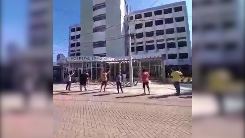Apesar de fase emergencial, fiéis se juntaram e fizeram sessão de rezas e cânticos na porta de hospital de Praia Grande Fiéis na porta de hospital em praia grande - Imagem: Reprodução / Redes Sociais