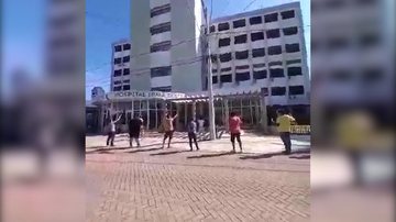 Apesar de fase emergencial, fiéis se juntaram e fizeram sessão de rezas e cânticos na porta de hospital de Praia Grande Fiéis na porta de hospital em praia grande - Imagem: Reprodução / Redes Sociais